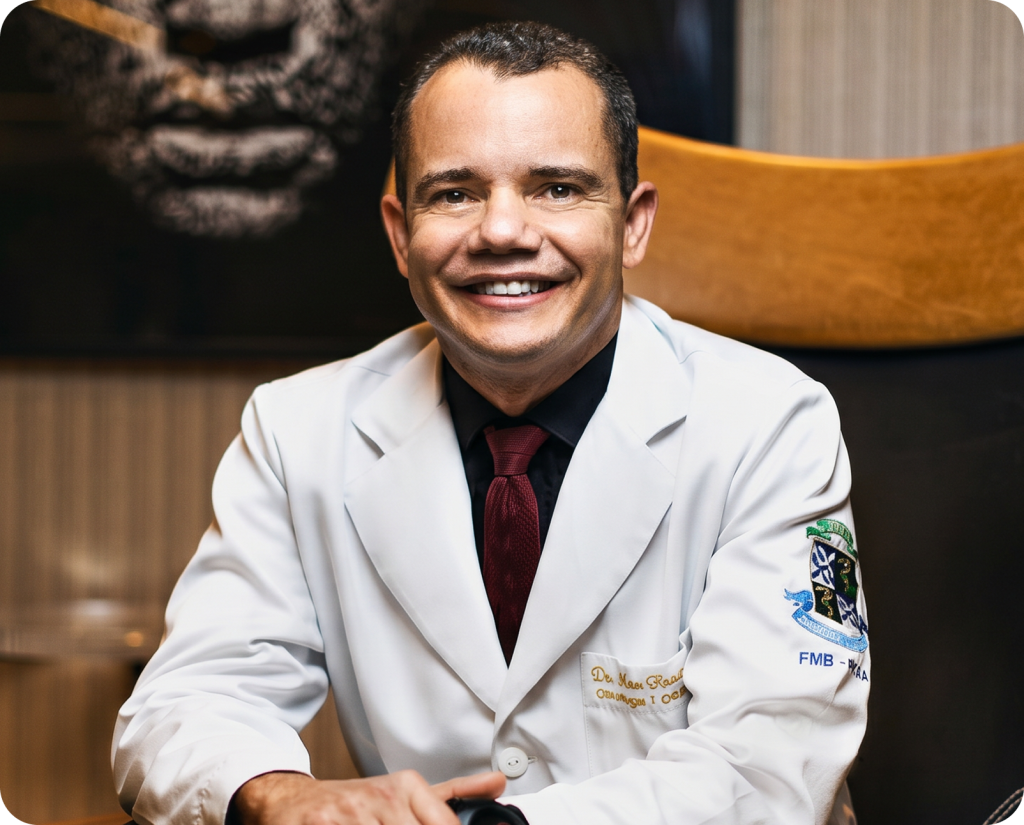 Dr. Alan Coutinho durante atendimento médico individualizado na clínica em Salvador-BA